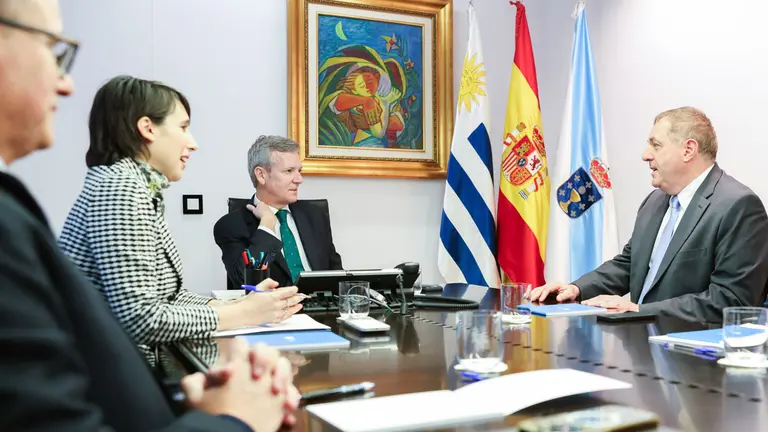 O presidente da Xunta, Alfonso Rueda, acompa&ntilde;ado pola conselleira de Econom&iacute;a, Mar&iacute;a Jes&uacute;s Lorenzana, e o conselleiro de Emprego, Jos&eacute; Gonz&aacute;lez, recibe ao embaixador de Uruguay, Bernardo Grevier del Hoyo, no seu despacho. 11/03/26.
