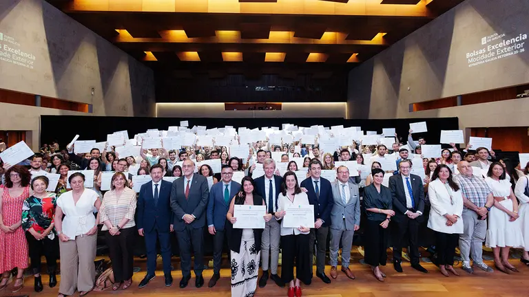 O titular do Executivo galego, Alfonso Rueda, acompa&ntilde;ado polo conselleiro de Educaci&oacute;n, Ciencia, Universidades e Formaci&oacute;n Profesional, Rom&aacute;n Rodr&iacute;guez, e polo conselleiro de Emprego, Comercio e Emigraci&oacute;n, Jos&eacute; Gonz&aacute;lez, asiste &aacute; entrega de diplomas e encontro cos beneficiarios do programa Bolsas de Excelencia Mocidade Exterior (BEME) 2024/2025. Palacio de Congresos e Exposici&oacute;ns de Galicia (Santiago de Compostela) 18/06/25.