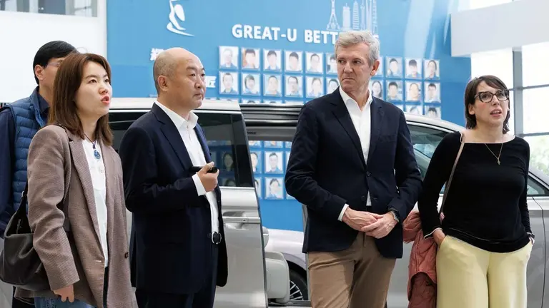 O presidente da Xunta, Alfonso Rueda, acompa&ntilde;ado da conselleira de Vivenda e Planificaci&oacute;n de Infraestruturas, Mar&iacute;a Mart&iacute;nez Allegue, asiste &aacute; Procesi&oacute;n dos Pasos do Xoves Santo. Real Bas&iacute;lica de Santa Maria La Mayor (Pontevedra), 2/4/26