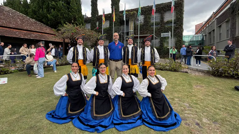 Curitiba-DIrector Cervantes con Aires Galegos