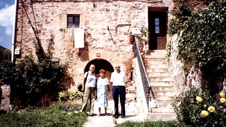 Foto 3-Marina Ruesta con los actuales dueños de la casa que fuera de la Familia Garganta Gadea.