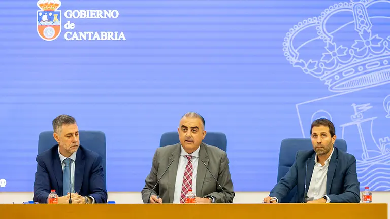 12:30 horas. Hotel Real, Santander
El consejero de Industria, Empleo, Innovaci&oacute;n y Comercio, Eduardo Arasti, inaugura la Asamblea General de la Asociaci&oacute;n C&aacute;ntabra de la Empresa Familiar (ACEFAM). 
12 JUN 26 &copy; Miguel De la Parra 18 JUK 26 &copy; Miguel De la Parra