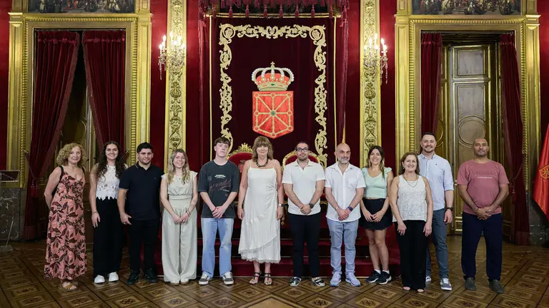 A* Jes&uacute;s Garzaron/Gobierno de Navarra. 
F* 2026_06_22
T* Vicepresidenta Ollo recibe a j&oacute;venes de las casas navarras en Argentina en el Palacio de Navarra. 
L* Palacio de Navarra, Sal&oacute;n del Trono