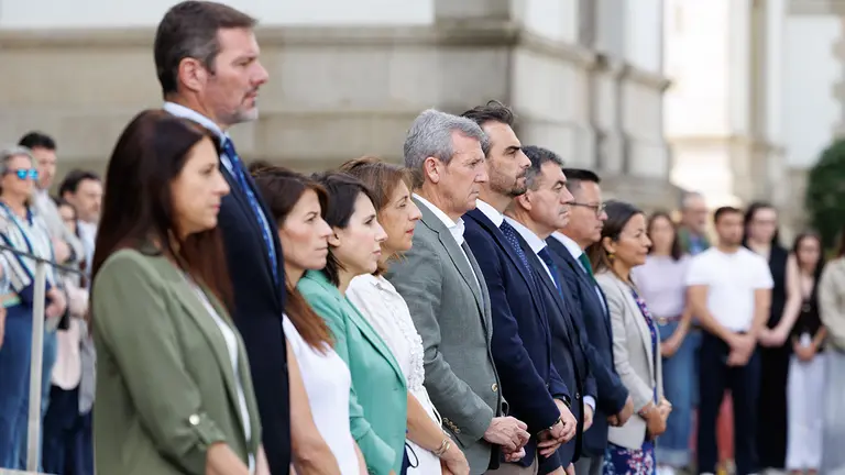 O presidente da Xunta, Alfonso Rueda, acompa&ntilde;ado doutros membros do Goberno galego, preside o minuto de silencio en memoria das v&iacute;timas dos terremotos de Venezuela. Edificio Administrativo de San Caetano (Santiago de Compostela), 29/06/26.