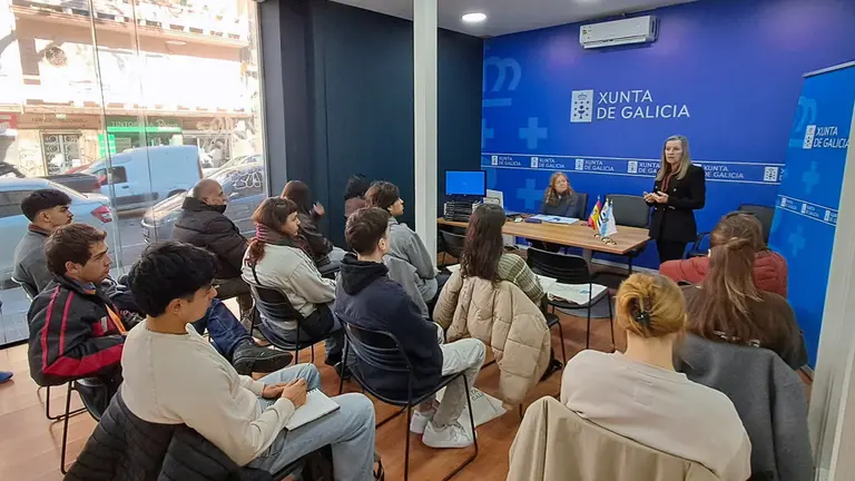 Uru.Elvira y jovenes Conecta 2