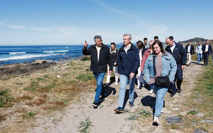 O presidente da Xunta, Alfonso Rueda, acompa&ntilde;ado da conselleira de Medio Ambiente e Cambio Clim&aacute;tico, &Aacute;ngeles V&aacute;zquez, asiste a un encontro coas entidades que traballaron na definici&oacute;n do Cami&ntilde;o do Litoral e percorre un treito do mesmo. Faro de Lari&ntilde;o (Carnota), 01/04/26.