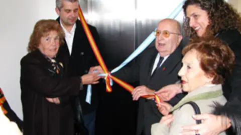 Corte de las cintas de la inauguración del ascensor. 