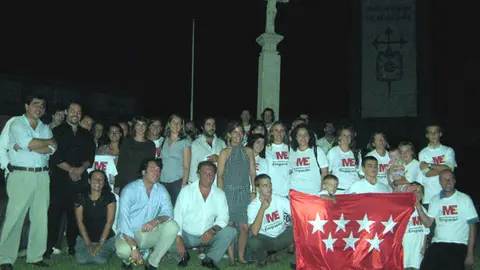  La directora de la Agencia Madrileña de la Emigración posa con los jóvenes que participaron en la cena en el Polideportivo de Carrasco.