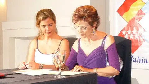  Victoria Cristóbal y María Avelina Martínez firman el acuerdo de colaboración.