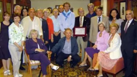  Iñigo de la Serna posa con los representantes de las casas regionales que rindieron homenaje al Centro Gallego.