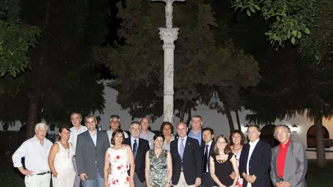  Camba con dirigentes de la colectividad ante el cruceiro del Estadio Español.