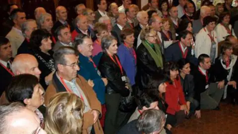  Los asistentes posaron para una foto de familia.