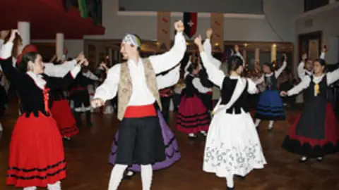 Grupo de baile de la colectividad. 