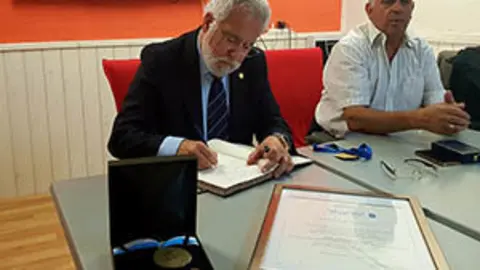 Sinatura no libro de ouro da entidade