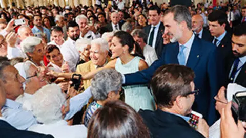 Don Felipe y Doña Letizia reciben el saludo de las personas asistentes a la recepción a la colectividad española residente en la República de Cuba  
