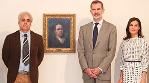 Sus Majestades los Reyes acompañados por el director del Museo de Bellas Artes cubano, ante el autorretrato de Goya, cedido temporalmente por el Museo Nacional del Prado  