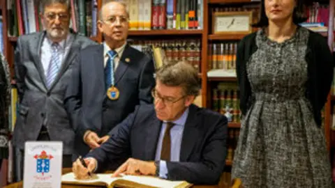 S001 Santander (Cantabria) 14/12/2019
El presidente de la Xunta de Galicia, N˙Òez FeijoÛ(c), firma en el libro del Centro Gallego en Santander al que ha acudido hoy por su 100 aniversario.A su lado la alcaldesa de Santander, Gema Igual (d)y el presidente del Centro (i)

FOTO/ROM¡N G. AGUILERA