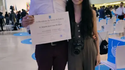 Alejandro Javier López, con su novia