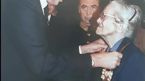 El Rey don Juan Carlos impone a Duce M&ordf; Loynaz la medalla del premio Miguel de Cervantes de literatura 1992