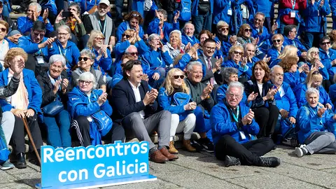 13,15 h.-             O conselleiro de Emprego, Comercio e Emigración, José González, acompañado do secretario xeral da Emigración, Antonio Rodríguez Miranda, participa na recepción aos participantes do programa Reencontros con Galicia. Na Praza da Quintana. foto xoán crespo