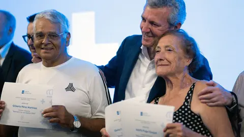 O presidente da Xunta, Alfonso Rueda, acompañado polo conselleiro de Emprego, Comercio e Emigración, José González, entrega os diplomas aos participantes do programa Reencontros con Galicia. Bos Aires, 07/03/25.