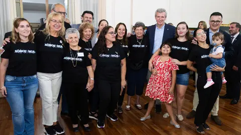 O presidente da Xunta, Alfonso Rueda, acompañado polo conselleiro de Emprego, Comercio e Emigración, José González, entrega a distinción A Barca de Sálvora a mulleres destacadas da colectividade galega, con motivo do Día internacional da Muller. Centro Galego de Avellaneda (Buenos Aires), 08/03/25.