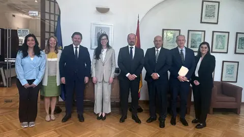 Reunion en la Embajada 2