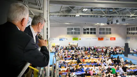 O presidente da Xunta, Alfonso Rueda, acompa&ntilde;ado polo conselleiro de Emprego, Comercio e Emigraci&oacute;n, Jos&eacute; Gonz&aacute;lez, sauda a representantes de entidades galegas na Su&iacute;za e participa no encontro coa colectividade de Z&uacute;rich-Galicia Calidade, organizado coa colaboraci&oacute;n da Asociaci&oacute;n As Xeitosi&ntilde;as. Pavill&oacute;n Deportivo Cooperativo Unterrohr Schlieren (Schlieren)-Z&uuml;rich, 14/03/26.