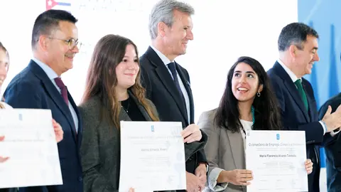 O presidente da Xunta, Alfonso Rueda, acompa&ntilde;ado do conselleiro de Educaci&oacute;n, Ciencia, Universidade e FP, Rom&aacute;n Rodr&iacute;guez, e o conselleiro de Emprego, Comercio e Emigraci&oacute;n, Jos&eacute; Gonz&aacute;lez, participa no acto de entrega de diplomas aos beneficiarios das Bolsas de Excelencia Mocidade Exterior (BEME) 2025-2026. Cidade da Cultura - Museo de Galicia (Santiago de Compostela), 09/04/26.