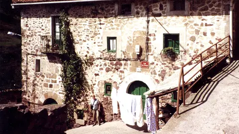 Foto 2-Marina Ruesta en la casa que fuera de la Familia Garganta Gadea, Montenegro de Cameros, Provincia de Soria, 1999.