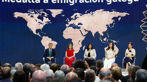 O presidente da Xunta de Galicia, Alfonso Rueda, acompa&ntilde;ado dos membros do Executivo auton&oacute;mico, preside a cerimonia de Entrega das Medallas de Galicia 2026 &aacute;s galardoadas Claudia Alicia &Aacute;lvarez Arg&uuml;elles, Beatriz Gil Fern&aacute;ndez, Carla Mar&iacute;a Angola Rodr&iacute;guez e Camila Fern&aacute;ndez. Cidade da Cultura (Santiago de Compostela), 24/07/26.
