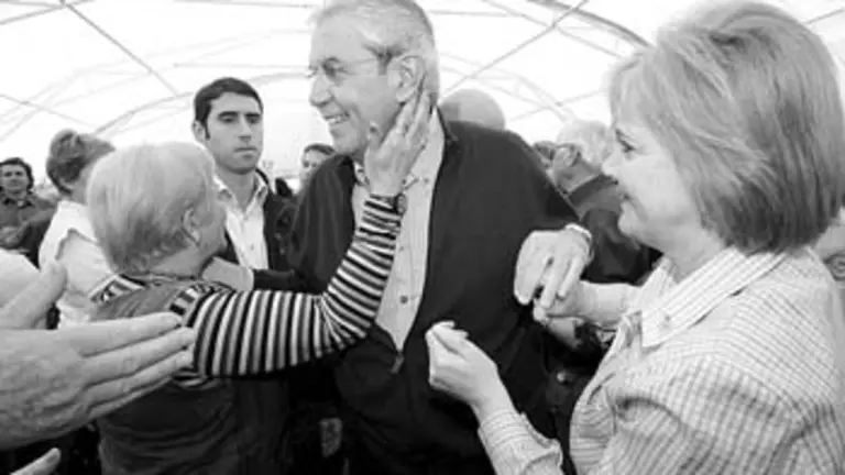 El presidente Touri&ntilde;o saluda a algunos gallegos durante uno de los actos desarrollados en su viaje a Argentina. / GM