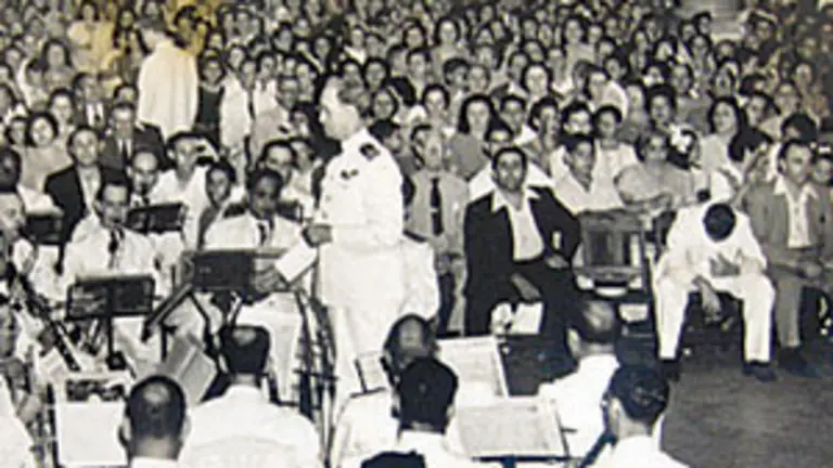 La orquesta que interpret&oacute; por primera vez el himno gallego, en una de sus actuaciones en un Centro Gallego de La Habana repleto de p&uacute;blico.