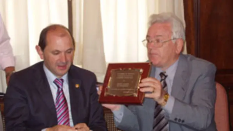 Liberio Antelo, presidente del Hogar Espa&ntilde;ol, recibe una placa de Louz&aacute;n.