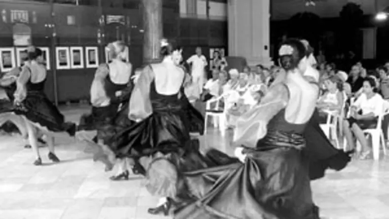 El cuerpo de baile &lsquo;Amigos de L&aacute;ncara&rsquo; actu&oacute; en la velada. / F. CARRi&Eacute;