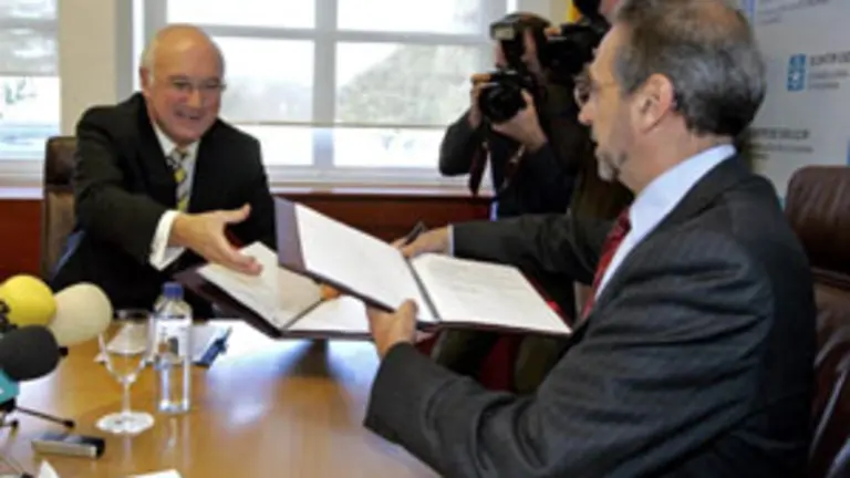 El conselleiro de Econom&iacute;a y el presidente de la patronal gallega, durante la firma del convenio. PAKITO