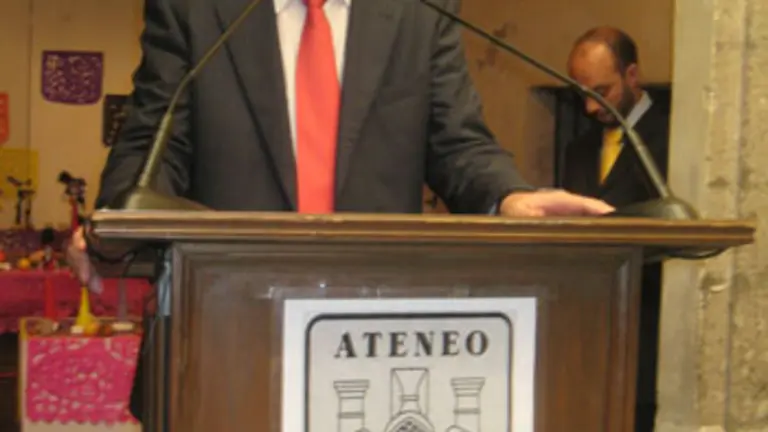 El secretario xeral de Comunicaci&oacute;n, Fernando Salgado, present&oacute; el trabajo &lsquo;La presencia de Galicia en M&eacute;xico&rsquo;. / L. POLO