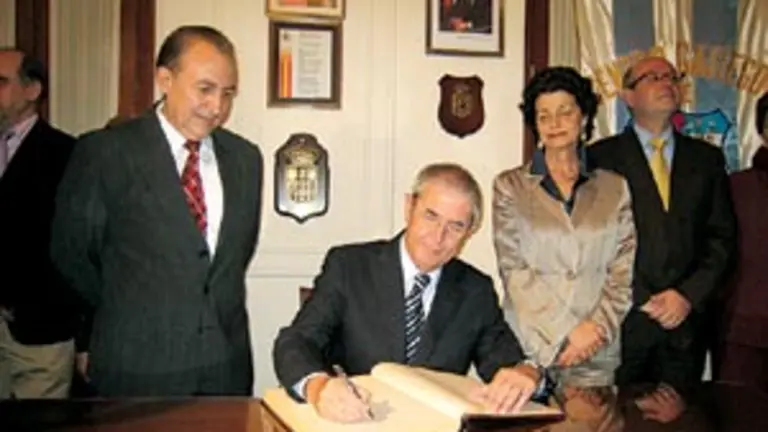 El presidente Touri&ntilde;o firma en el libro de honor del Centro Gallego de M&eacute;xico. / L. POLO