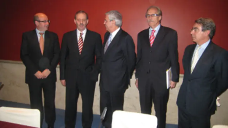 Touri&ntilde;o conversa con Antonio Cort&eacute;s, en presencia del secretario xeral de Emigraci&oacute;n, el embajador y el representante del Igape, en el acto con Umegal. / L. POLO