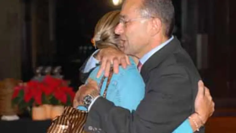 El presidente, Paulino Rivero, se abraza a una de las emigrantes.