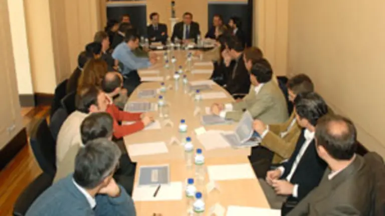 Una de las reuniones celebrada en el encuentro de profesionales asturianos del a&ntilde;o pasado. / FPA