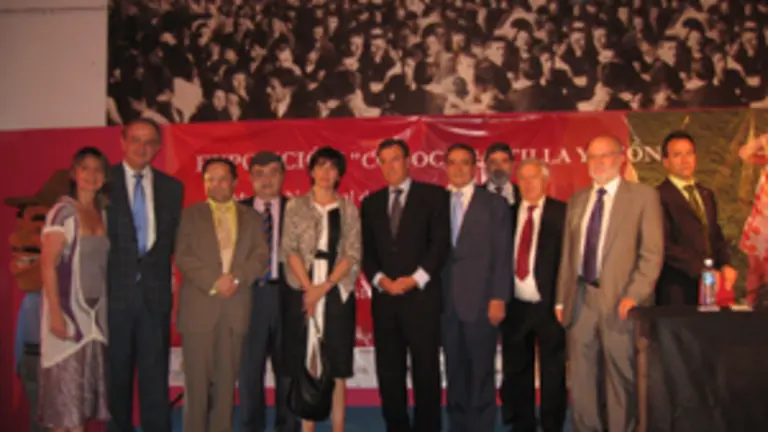 El viceconsejero Pascuala y las autoridades que acudieron a la inauguración de la exposición