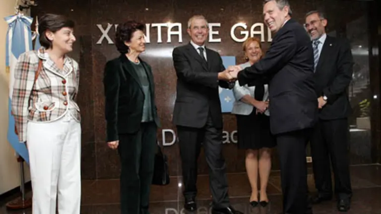 El presidente Touri&ntilde;o saluda al embajador Estrella, durante la inauguraci&oacute;n de la Delegaci&oacute;n de la Xunta en Argentina.