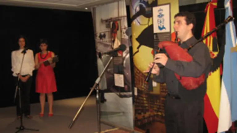 El profesor de m&uacute;sica del Centro Galicia interpreta el himno gallego. De fondo, Emilia Garc&iacute;a, representantes del Arquivo Galego da Emigraci&oacute;n, y Luisa, integrante de la Delegaci&oacute;n de la Xunta en Argentina.