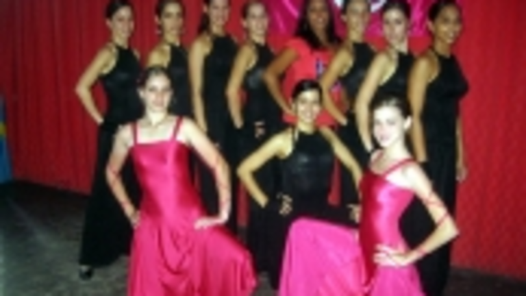 El cuerpo de baile de la sociedad actuó en los homenajes.