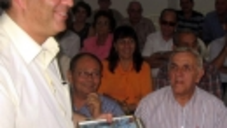 Fern&aacute;ndez, durante el encuentro con el viceconsejero Valent&iacute;n Ruiz.