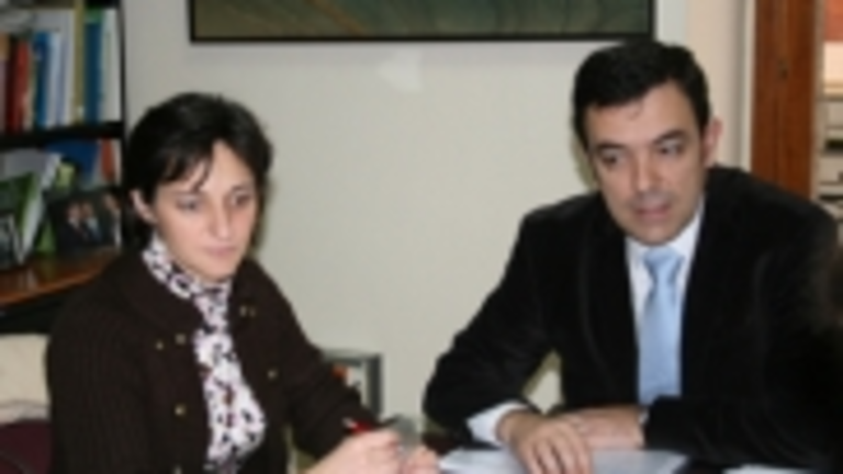 La directora de la Agencia Asturiana de Emigraci&oacute;n, a la izquierda, durante la presentaci&oacute;n.