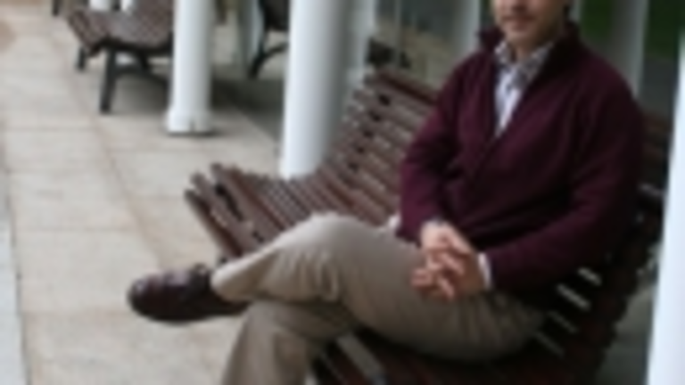 O deputado do BNG Iago Tabar&eacute;s, nas instalaci&oacute;ns do Parlamento galego.