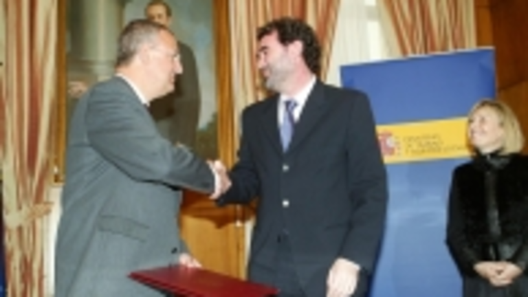 Jes&uacute;s Caldera y Anxo Quintana, tras la firma del acuerdo.