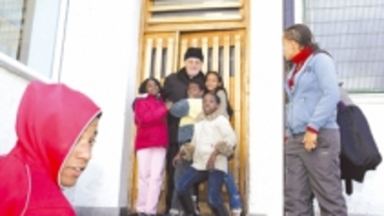 El padre Juan Trujillano, rodeado por niños del colegio ‘La Inmaculada’ de Armenteros.